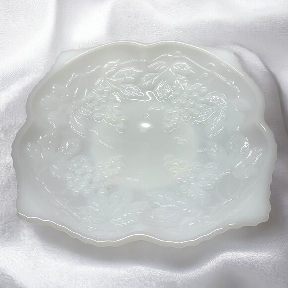 Mid-Century Milk Glass Grape Pattern 10″ Plate – Indiana Glass ‘Harvest Grape - Picture 1 of 8